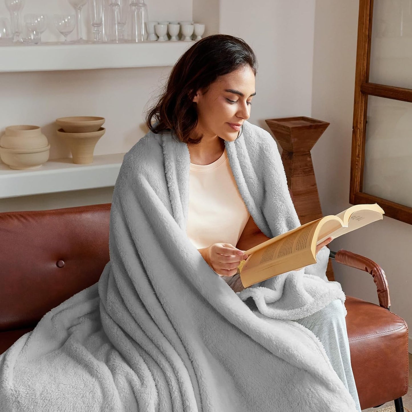 Exclusivo Mezcla Twin Size Flannel Fleece Blanket, Super Soft Velvet Plush Bed Blanket, Fuzzy Cozy and Warm for All Seasons, 60x80 Inches, Light Grey