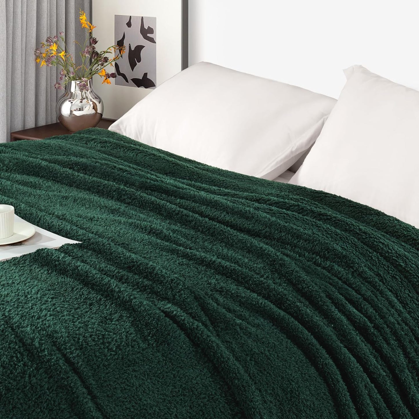 Exclusivo Mezcla Fleece King Blanket for Bed, Soft and Cozy Blankets for Women Men Girls Kids, Suitable for All Seasons, Forest Green, 90x104 Inches