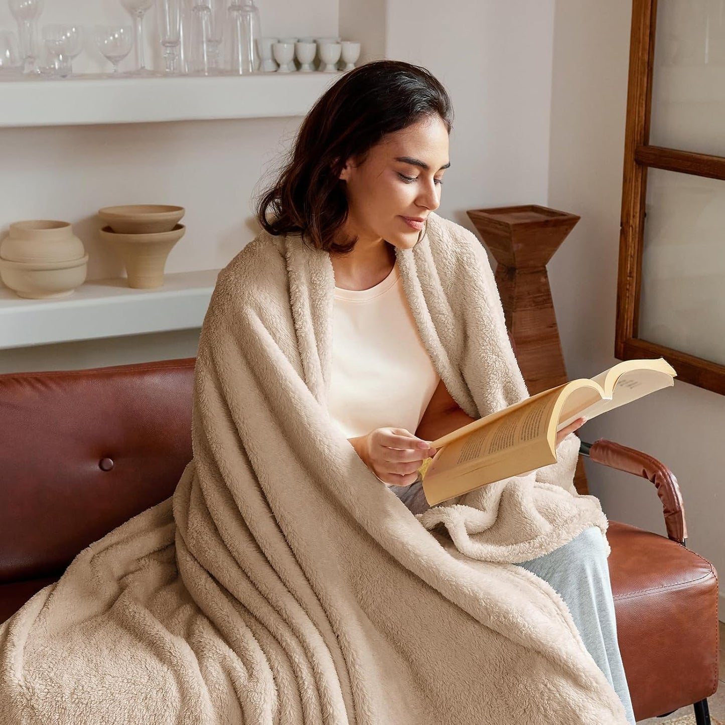 Exclusivo Mezcla Soft Fleece Throw Blanket for Couch, Super Soft Velvet Plush Bed Blanket, Fuzzy Cozy and Warm for All Seasons, 50x60 Inches, Camel