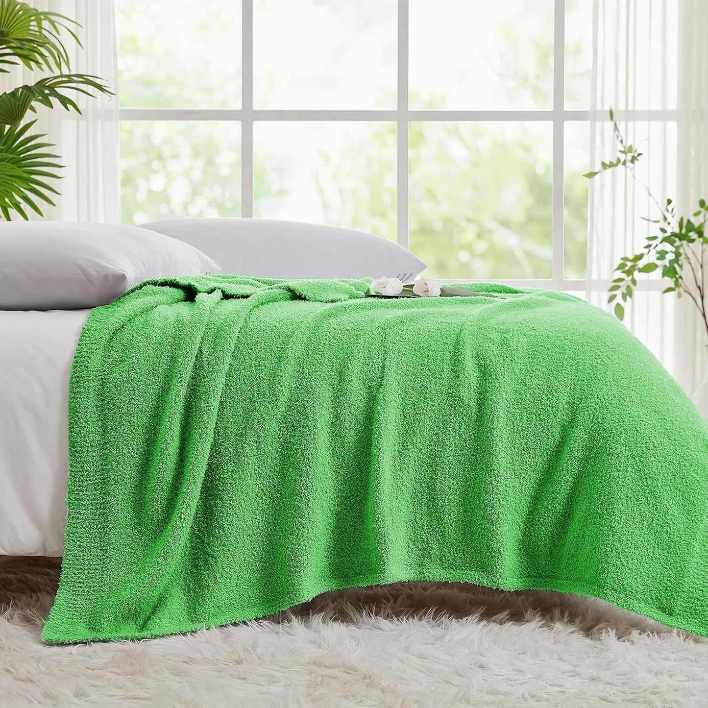 CYMULA Super Soft Green Throw Blanket - Lightweight Plush Fuzzy Fluffy Warm Cozy Blankets and Throws for Sofa Bed All Season Use, 50x60 inches